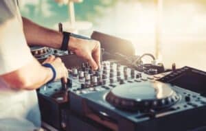 Aplicaciones de DJ: Revolucionando la Música Electrónica