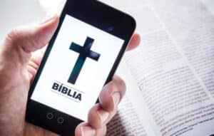 Cómo los Aplicativos Móviles Transforman la Lectura Bíblica
