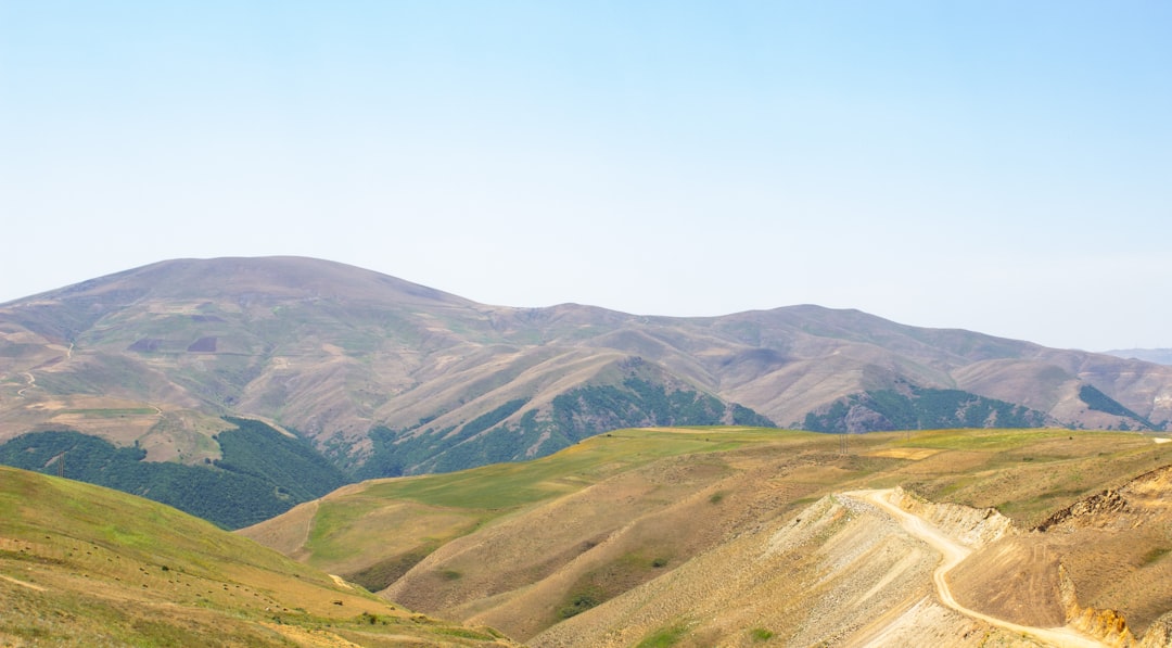 Explora rutas de senderismo mundiales con esta app para aventureros